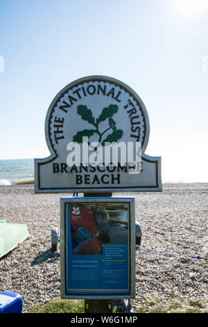 National Trust segno a Branscombe Beach poster passeggiate a piedi spiaggia di sabbia al di fuori di nessuno famoso Inghilterra stile inglese stagione tipo Foto Stock