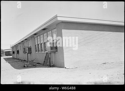 Il fiume Colorado Relocation Center, Poston, Arizona. Il nuovo adobe edifici scolastici eretto a questo cente . . .; Portata e contenuto: tutta la didascalia per questa fotografia si legge: Fiume Colorado Relocation Center, Poston, Arizona. Nuova scuola di adobe palazzi eretti in questo centro per l'uso all'apertura del termine di caduta della scuola. Foto Stock