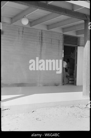 Il fiume Colorado Relocation Center, Poston, Arizona. Il nuovo adobe edifici scolastici eretto a questo cente . . .; Portata e contenuto: tutta la didascalia per questa fotografia si legge: Fiume Colorado Relocation Center, Poston, Arizona. Nuova scuola di adobe palazzi eretti in questo centro per l'uso all'apertura del termine di caduta della scuola. Foto Stock