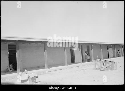 Il fiume Colorado Relocation Center, Poston, Arizona. Il nuovo adobe edifici scolastici eretto a questo cente . . .; Portata e contenuto: tutta la didascalia per questa fotografia si legge: Fiume Colorado Relocation Center, Poston, Arizona. Nuova scuola di adobe palazzi eretti in questo centro per l'uso all'apertura del termine di caduta della scuola. Foto Stock