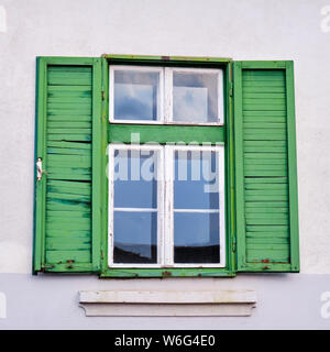 Verde e persiane in legno a Sibiu in Romania. Foto Piazza. Foto Stock