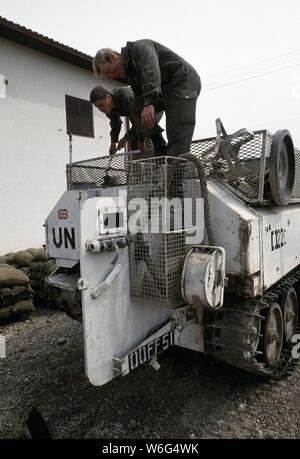 26 aprile 1993 durante la guerra in Bosnia: I soldati del reggimento Cheshire eseguono la manutenzione di routine di un APC Spartano FV103 nel Warrior Park presso la base dell'esercito britannico a Bila, vicino Vitez. Foto Stock