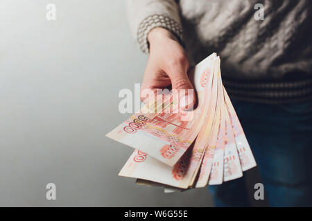 Il russo rubli banconote in una mano d'uomo. Foto Stock