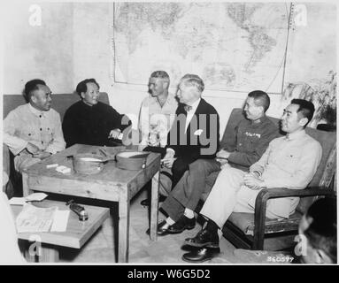 Conferenza a Yenan sede comunista prima di Mao Tze Tung, presidente, a sinistra per Chungking riunione. Figure centrali sono stati uniti Ambasciatore Patrick J. Hurley, il colonnello I. V. Yeaton, U.S. Osservatore dell'esercito, e Mao Tze Tung.; Note Generali: Utilizzo di guerra e di conflitto numero 1152 quando si ordina una riproduzione o la richiesta di informazioni su questa immagine. Foto Stock