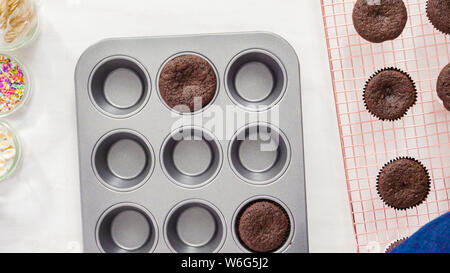 Lay piatto. Passo dopo passo. Il raffreddamento appena sfornato tortini di cioccolato su una griglia di raffreddamento. Foto Stock