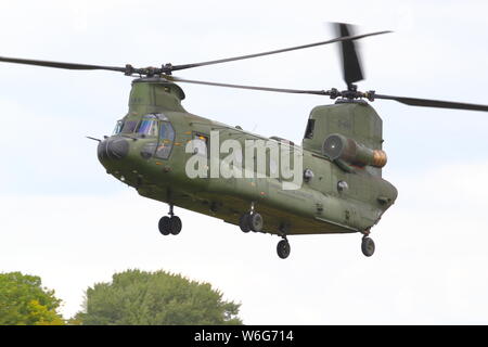 Royal Netherlands Air Force CH-47D/F Chinook arrivando al 2019 Royal International Air Tattoo a RAF Fairford, REGNO UNITO Foto Stock