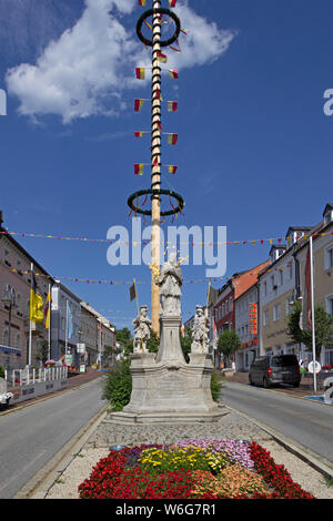 Maypole in corrispondenza del centro della città di Zwiesel, Foresta Bavarese, Baviera, Germania Foto Stock
