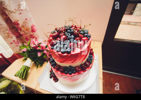 Berry torta gelato servita con frutti di bosco surgelati , il fuoco selettivo. Foto Stock