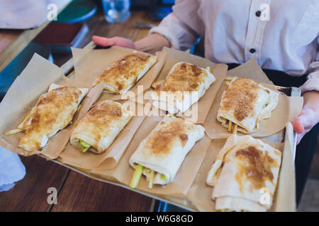 Shaurma döner cotto in un forno elettrico, concetto ristorante fast food. Foto Stock