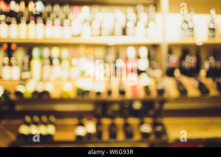 Immagine sfocata del negozio di liquori per usi di sfondo. Foto Stock