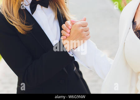 La gente di affari stringono le mani, terminando la riunione. Foto Stock