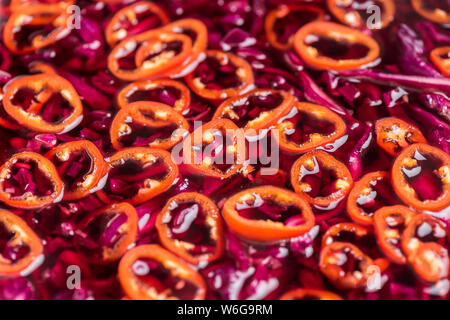 Peperoncino sottaceto cavolo rosso Foto Stock