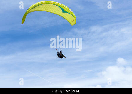 Volare alto - un parapendio in tandem volare alto nel cielo blu sopra Lookout Mountain vicino alla città di Golden, Colorado, Stati Uniti d'America. Foto Stock