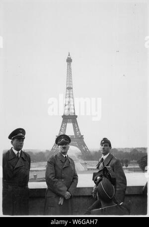 Der Führer a Parigi. Hitler a Parigi. Heinrich Hoffman collezione.; Note Generali: Utilizzo di guerra e di conflitto numero 998 quando si ordina una riproduzione o la richiesta di informazioni su questa immagine. Foto Stock