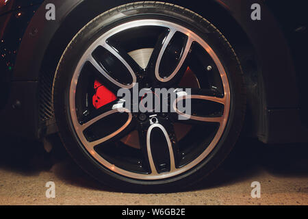 Auto che dettaglia la serie : Pulire super car disco-freno. Foto Stock