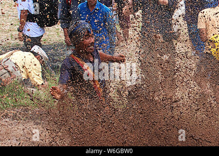 Padang, Indonesia - 30 lug 2016. Festival Jawi di sala di risveglio (bull racing) nel villaggio vicino Padang, Indonesia Foto Stock