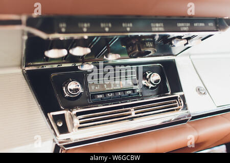 Vecchia auto radio in auto vintage retrò. Foto Stock