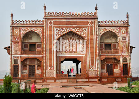 Cancello di ingresso, tomba di I'timād-ud-Daulah, I'timād-ud-Daulah Maqbara, Agra, India, Asia Foto Stock