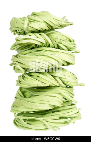 Una pila di secche a base di noodle isolati su sfondo bianco Foto Stock