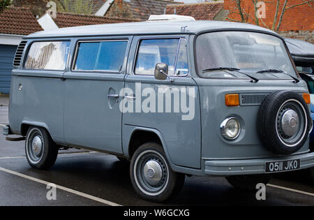 1986 restaurato VW furgone parcheggiato in pozzetti, Somerset, Regno Unito Foto Stock