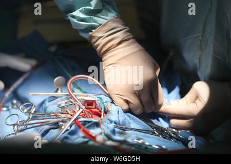 Il chirurgo in sala operatoria di una clinica moderna Foto Stock