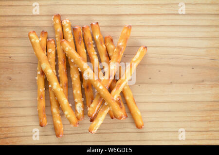 Aste prezels (stick) sul tavolo di legno Foto Stock