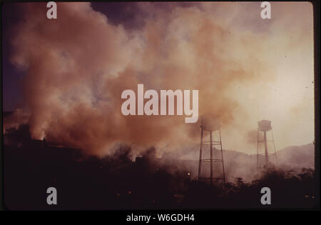 Emissione dalla Union Carbide Ferro Alloy Plant scurisce il cielo in lega, WV Foto Stock