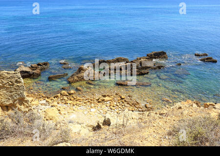 Rocce frastagliate che fuoriescono dalla costa atlantica vicino a Albufeira Foto Stock