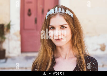 Giovane donna in abito scuro nella città vecchia, Mdina, Malta Foto Stock