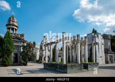 Milano, Italia; Luglio 2019: questa è una delle cripte insoliti sul cimitero monumentale di Milano, che è considerato uno dei più ricchi di lapidi e monumen Foto Stock