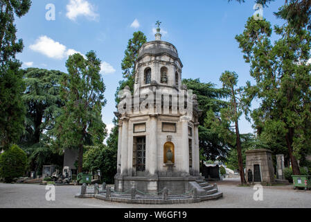 Milano, Italia, Luglio 2019: Cimitero Monumentale di Milano; il più grande cimitero di Milano. Si fa notare per la ricchezza del patrimonio artistico tombe e monumenti. Foto Stock