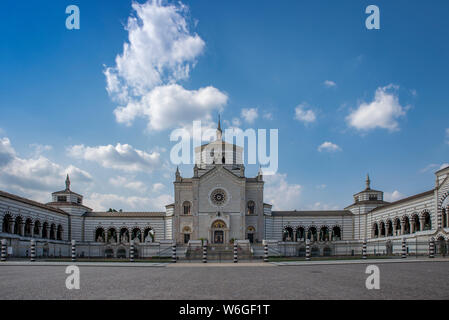 Milano, Italia, Luglio 2019: Cimitero Monumentale di Milano; il più grande cimitero di Milano. Si fa notare per la ricchezza del patrimonio artistico tombe e monumenti. Foto Stock