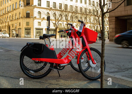 Dallas, Texas, 16 marzo 2019: Salto biciclette elettriche parcheggiato nel centro di Dallas; Salto Bike è un dockless bicicletta elettrica sistema di condivisione acquisita da UBE Foto Stock