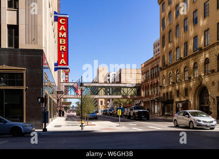 Dallas, TX - Marzo 16, 2019: lo storico Teatro Majestic situato nel centro di Dallas. Texas, appena accanto Cambria Hotel. Foto Stock