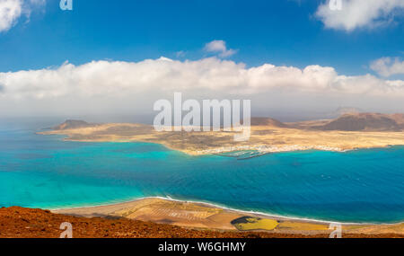 Paesaggio vulcanico di Lanzarote - vista panoramica dal Mirador del Rio per isola di Graciosa. Isole Canarie Foto Stock