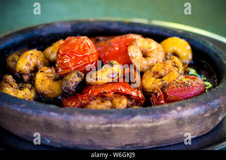 Gustosi i gamberi fritti con pomodori e peperoni. Gamberetti e verdure fritte in una salsa con olio vegetale e la salsa di soia Foto Stock