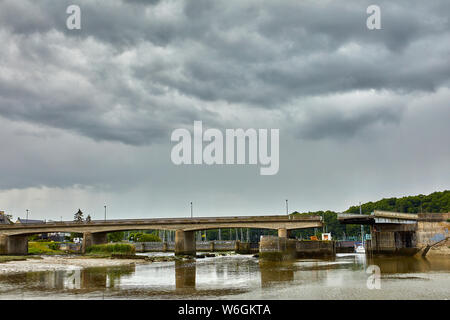 Immagine del ponte e il dispositivo di bloccaggio (ecluse) Porto Lyvet sulla Rance Canal Foto Stock