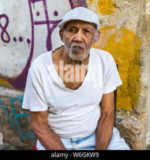 Ritratto di un anziano uomo cubano di fumare un sigaro; Havana, Cuba Foto Stock