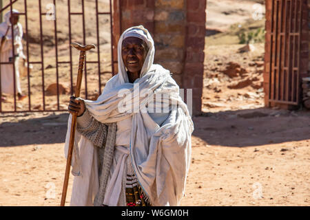 Donna etiope fuori di Abreha noi Atsbeha chiesa; Tigray Regione, Etiopia Foto Stock