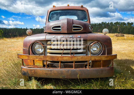 Vecchio arrugginito pickup truck in campo; Colorado, Stati Uniti d'America Foto Stock