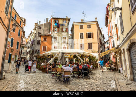 In terrazza tra due strade molto strette; Rovigno Croazia Foto Stock