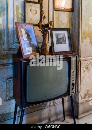 Vintage televisore nel soggiorno; l'Avana, Cuba Foto Stock