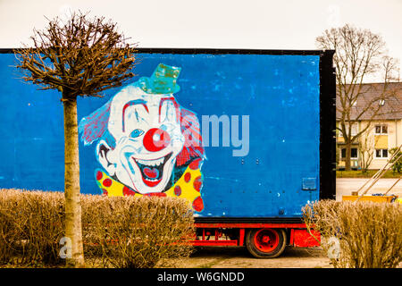 Circus Trailer con Clown Face a Grevenbroich, Germania Foto Stock