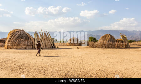 Capanne in Arbore Village; Valle dell'Omo, Etiopia Foto Stock