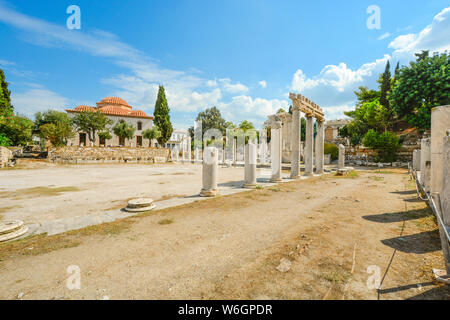 Le antiche rovine del romano Agorà di Atene in Grecia con una chiesa e tempio in vista su un giorno di estate nel quartiere di Plaka Foto Stock