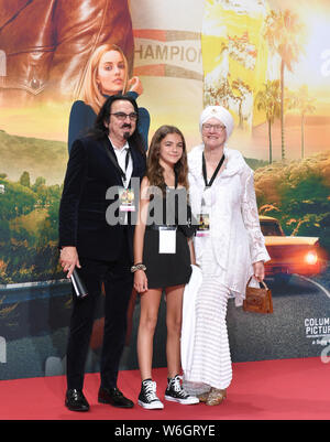 Berlino, Germania. 01 Ago, 2019. Produttore George DiCaprio (l), padre dell'attore Leonardo DiCaprio, la nipote Normandia e sua moglie Peggy Ann Farrar (r) provengono per la premiere del film "Una volta.in Hollywood'. La produzione di Hollywood inizia il 15.08.2019 nel cinema tedesco. Credito: Jens Kalaene/dpa-Zentralbild/dpa/Alamy Live News Foto Stock