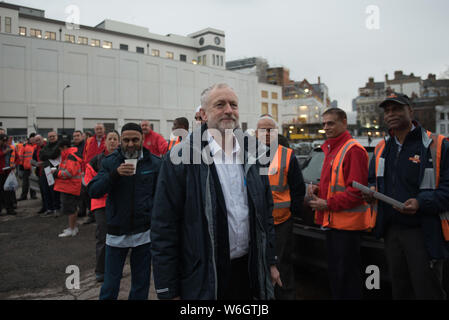 Mount Pleasant ufficio di smistamento, Farringdon Road, Londra, Regno Unito. Il 14 dicembre, 2015. Jeremy Corbyn indirizzi fino a 40 lavoratori postali appartenenti a t Foto Stock