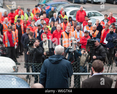 Mount Pleasant ufficio di smistamento, Farringdon Road, Londra, Regno Unito. Il 14 dicembre, 2015. Jeremy Corbyn indirizzi fino a 40 lavoratori postali appartenenti a t Foto Stock