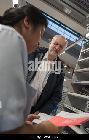 Mount Pleasant ufficio di smistamento, Farringdon Road, Londra, Regno Unito. Il 14 dicembre, 2015. Jeremy Corbyn indirizzi fino a 40 lavoratori postali appartenenti a t Foto Stock