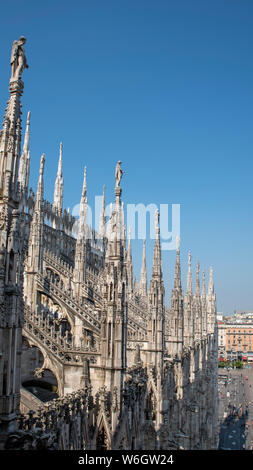 Marmo bianco statue sul tetto della famosa cattedrale del Duomo di Milano sulla piazza di Milano, Italia Foto Stock
